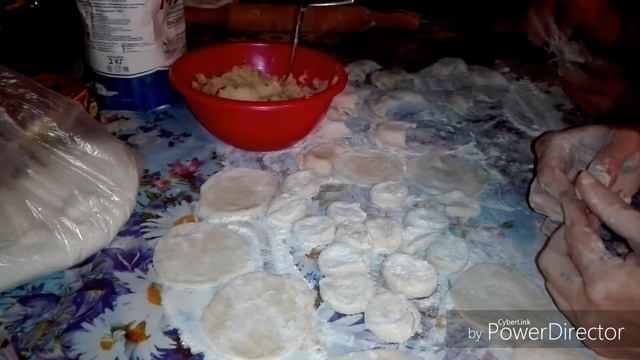 Намесила тесто, печём и лепим / Жизнь в селе. смотреть онлайн