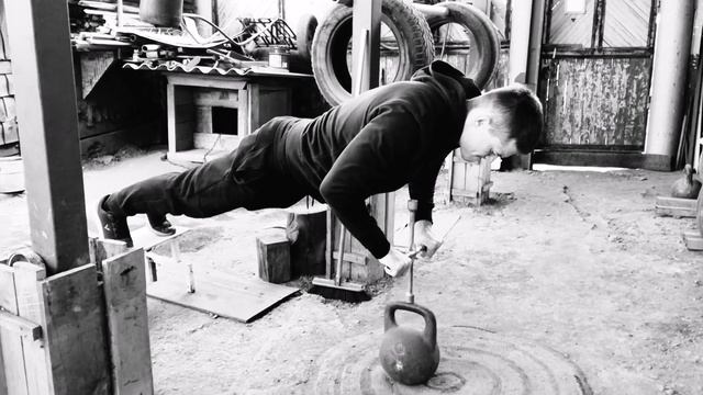 Опасные отжимания "Шинамонтажника" 18+ смотреть онлайн