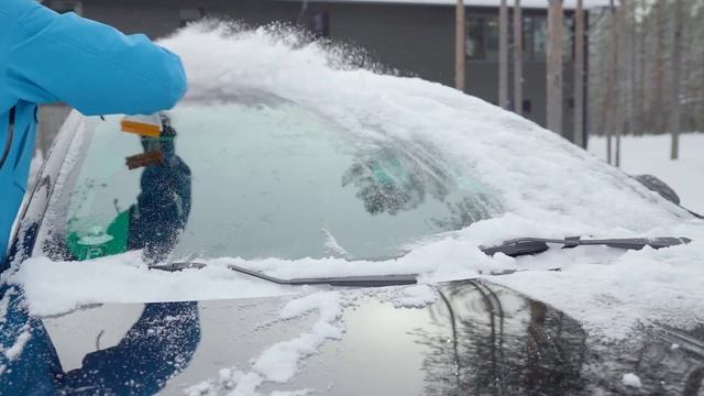 Dégivrez rapidement votre voiture avec la brosse et grattoir à neige SnowXpert™ Fiskars смотреть онлайн