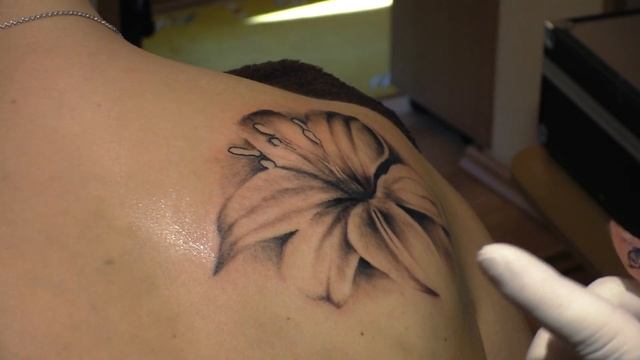 Lily Flower Tattoo Time Lapse *session one* смотреть онлайн