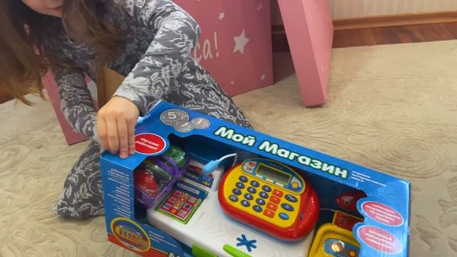 Распаковка подарков | НАСТЯ рассматривает подарки на День рождения | NASTYA 0+ смотреть онлайн