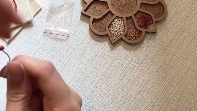 Брошь Красное Яблоко/Чаривна Мить/Обзор набора/Процесс отшива/Вышивка бисером смотреть онлайн