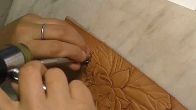 Тиснение на коже растительного дубления. "Лотосы" . Окрашивание изображения. смотреть онлайн
