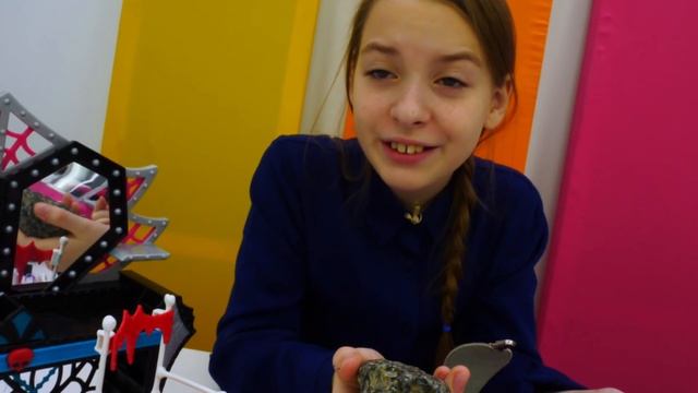 Что в рюкзаке у Дракулауры? Игры в куклы Монстр Хай смотреть онлайн