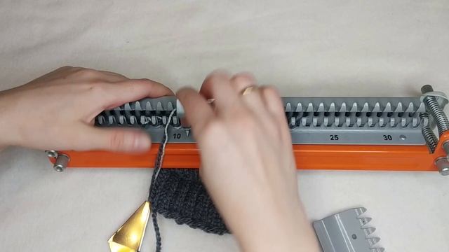 Носки с квадратной пяткой и укрепленной подошвой на ручной машинке Ивушка | как связать мастер клас смотреть онлайн