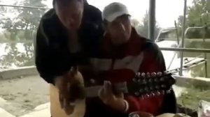 однорукий чеченец на гитаре