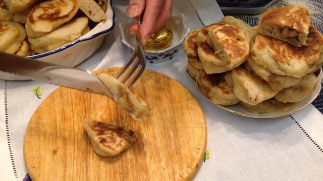 Разрезаешь пышную оладью, а там БАНАН в карамели. Вкусно! смотреть онлайн