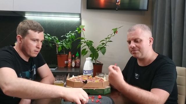 Едим самый острый перец в мире Carolina Reaper, каролинский жнец, хабанеро, халапеньо смотреть онлайн