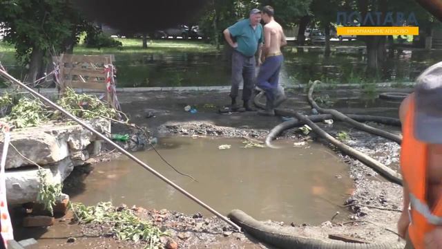 В Полтаві внаслідок аварії утворилось озеро смотреть онлайн