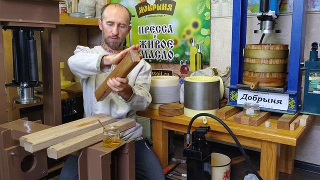 Маслопресс "Добрыня" обработка ножек льняным маслом холодного отжима в ручную. смотреть онлайн