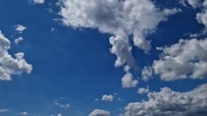 Видео с приятной музыкой - Красивые облака быстро плывут по небу. Видео с облаками. Облака.