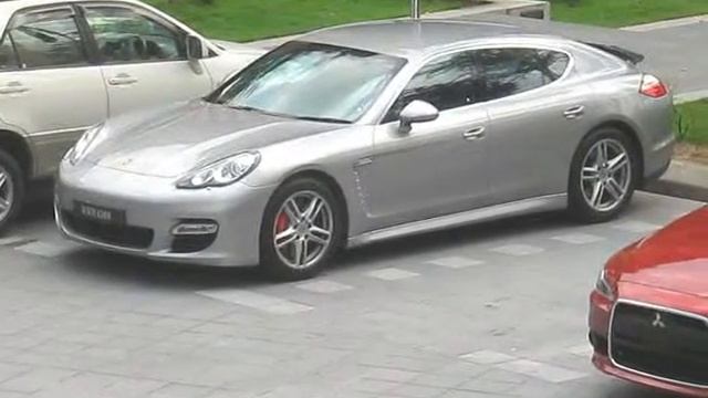 Silver Porsche Panamera 4S смотреть онлайн