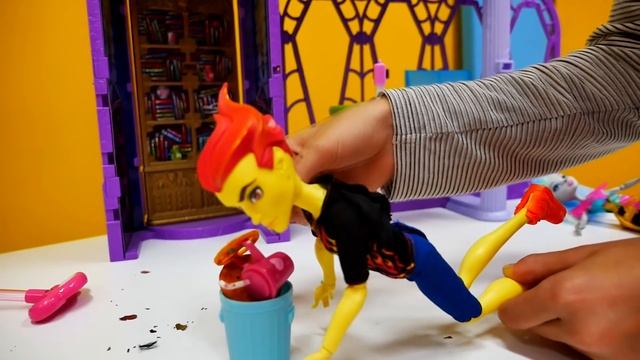 Видео про Куклы Монстер Хай и генеральная уборка в классе. Игрушки для девочек смотреть онлайн