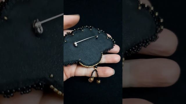 Брошь с камнем родонит Веер смотреть онлайн