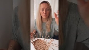 Запись эфира. Плетем овальную корзину из бумажной лозы под цветочную композицию