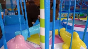 Маленькая Вера - Медведь в игровом центре Пиратус - Игра в пиратов