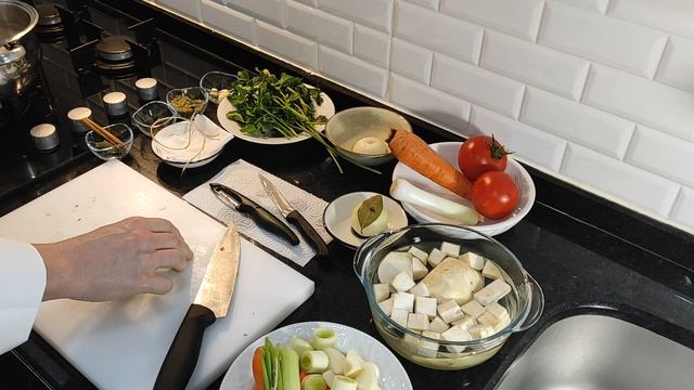 LEZZET VERİCİ KARIŞIMLAR NEDİR? Buket Garni,Mirepoix Sebzeler, Concasse Domates, Baharat Torbası смотреть онлайн