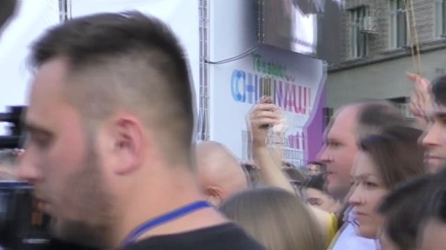 Красивые народные мелодии и танцы на фестивале "Te salut, Chișinău" смотреть онлайн