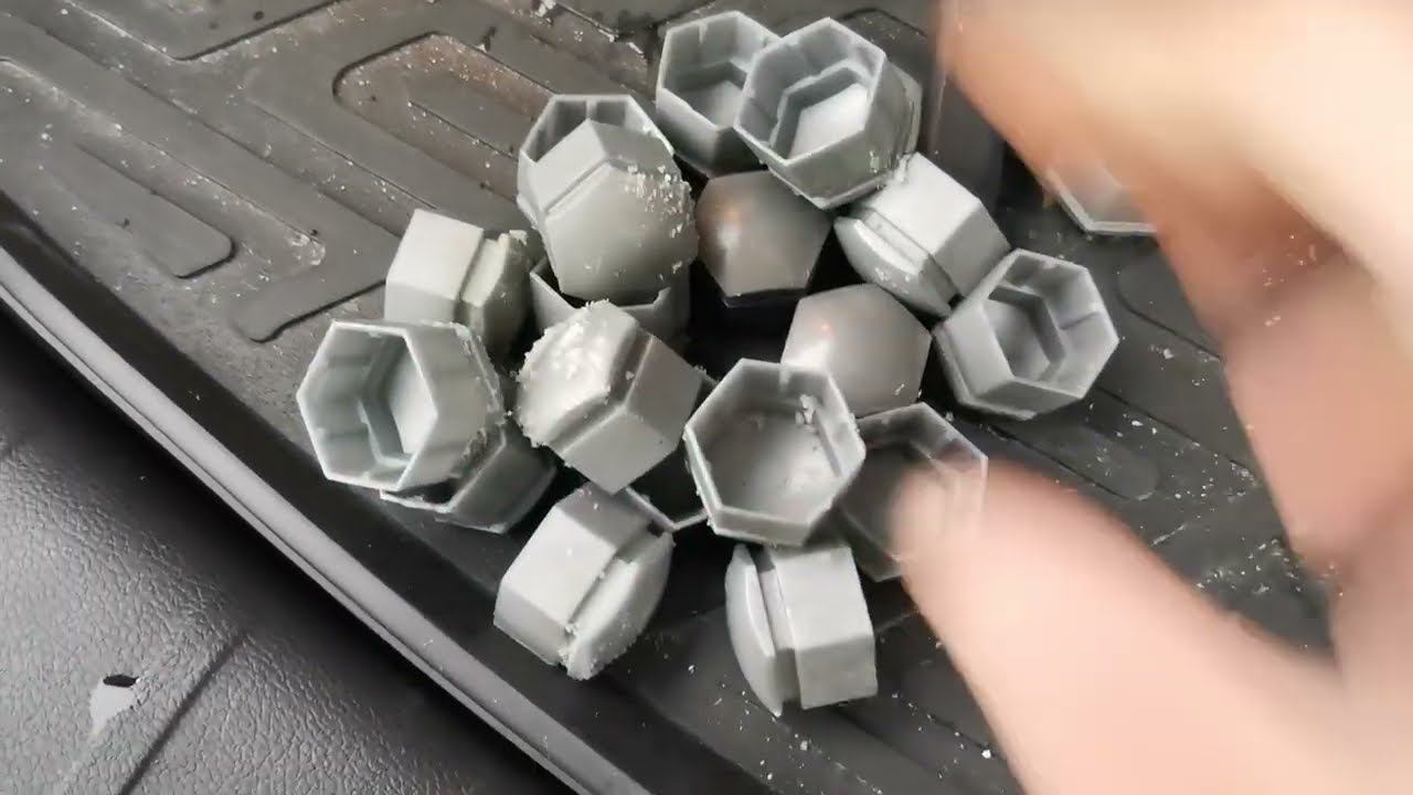 Geely Coolray потерял колпачки на гайки. Купил и сравнил штатные и с Али