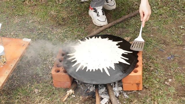Как приготовить блины на садже | кавказская кухня | на природе / блины в форме солнца смотреть онлайн