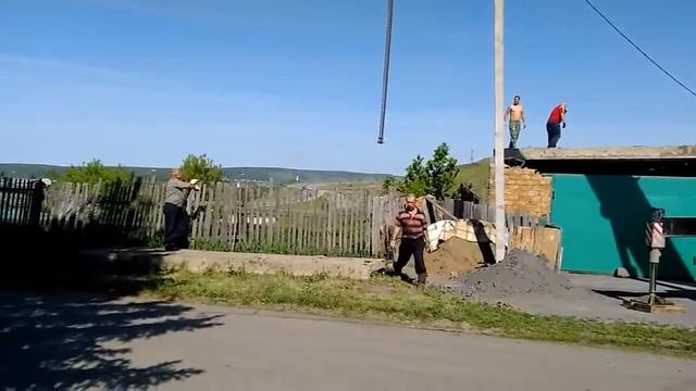 Укладываем плиты на гараж