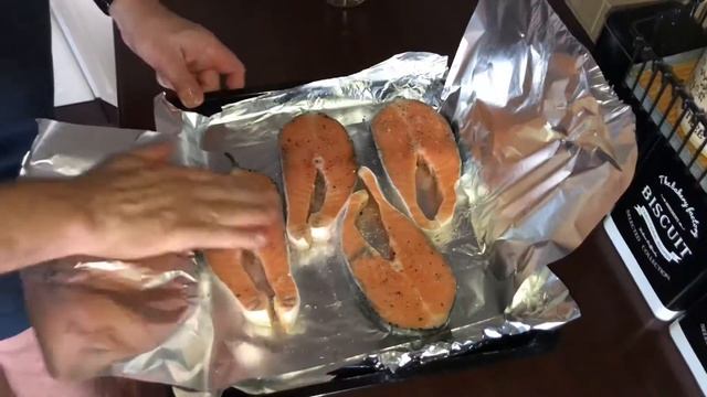 Сочная Сёмга запечённая в духовке. Простой но очень вкусный рецепт стейков из красной рыбы. смотреть онлайн