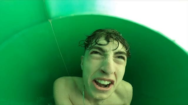 Estuve a punto de morir atascado en un parque acuático.. смотреть онлайн