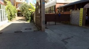 Улица Просвещения в Адлере в Курортном городке. Экскурсия и прогулка.