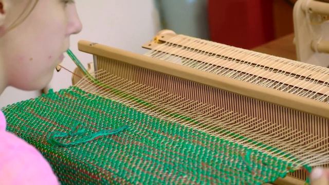 Декоративно-прикладное отделение, работа на ткацком станке. смотреть онлайн