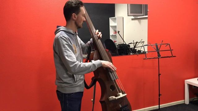 Контрабасетто с маленьким корпусом, звук без подключения, пиццикато смотреть онлайн