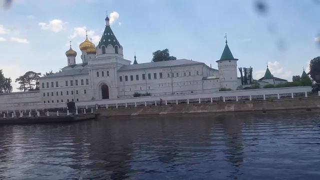Кострома. Вид на Ипатьевский монастырь смотреть онлайн