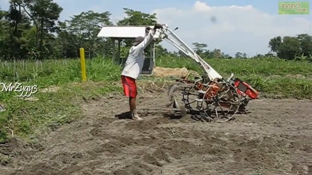 2 Wheel Tractor Kubota RD85Di 2S Changing Plow смотреть онлайн
