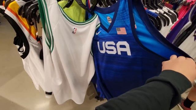 Findin' Heat @ The Nike Clearance Store... Such A Fan Of This Spot! смотреть онлайн