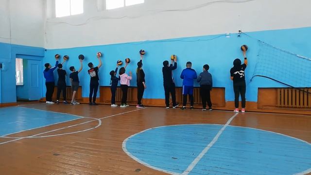 Тренировка верхней передачи мяча в волейболе.