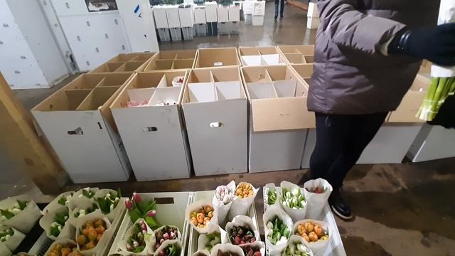 Убрали елку и все украшения. Купили цветов перед праздником. смотреть онлайн