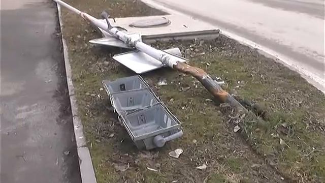 В Каменске лихач "снес" светофор смотреть онлайн