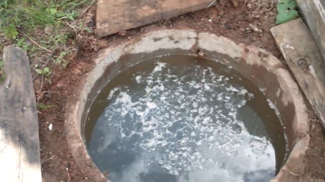 Колодец в Жилино, вода на уровне земли. смотреть онлайн