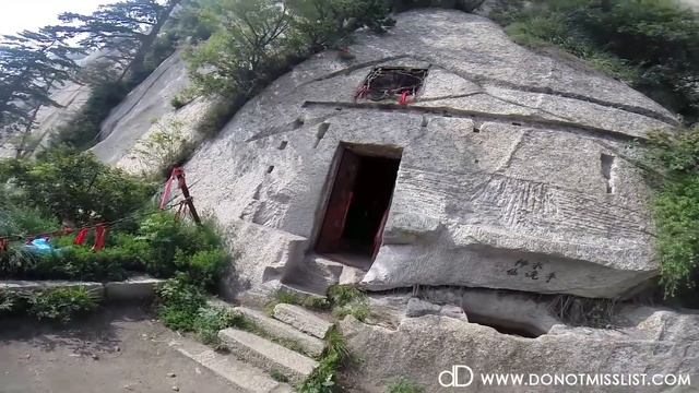 Deadliest Hike in the World: Mount Huashan, China смотреть онлайн