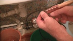 Как достать тряпку из унитаза.