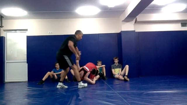 Приемы вольной борьбы,комбинация с переводом в партер с подсечкой смотреть онлайн