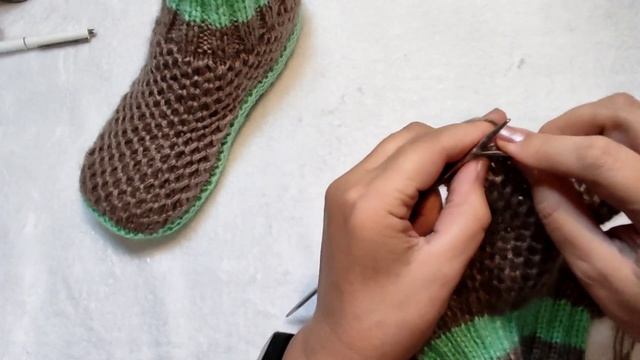 ?Носки-тапки - Шоколад с мятой➡️МК. На двух спицах. Теплые, мягкие, нежные, пушистые смотреть онлайн