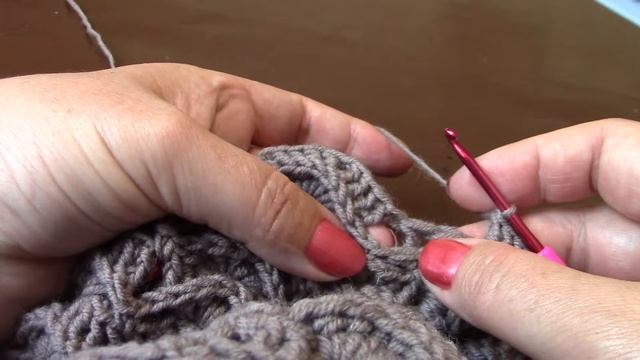 Вязание женской шапки с вогнутыми и простыми столбиками крючком часть 13 из 15 смотреть онлайн