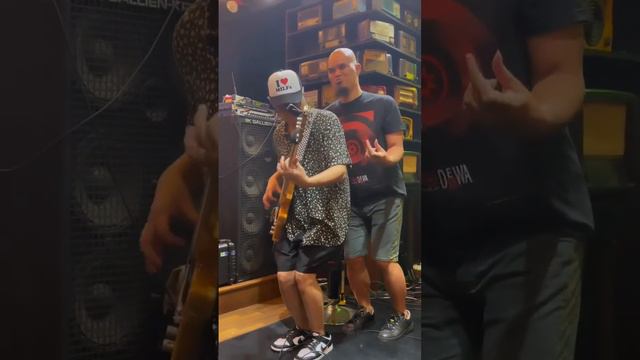 Thomas Ramdhan Dicengengin Ahmad Dhani Saat Latian Ahmad Band смотреть онлайн