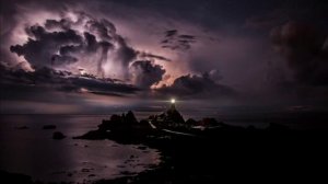 Прожектор шарит осторожно по пригорку