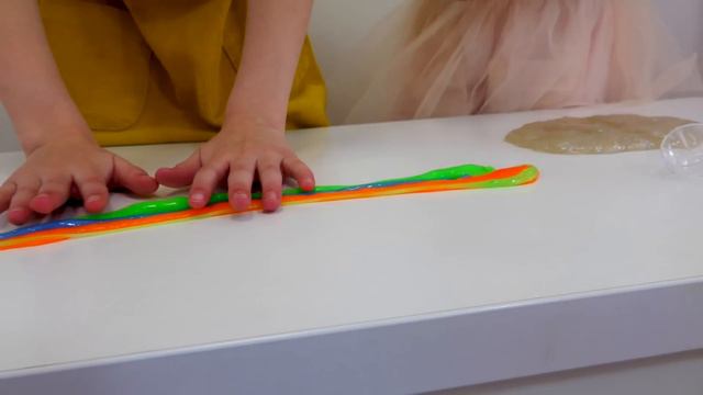 Маленькая Марго и Марья учатся делать покупки в новый год и Подарок слайм от Деда Мороза в рождеств смотреть онлайн