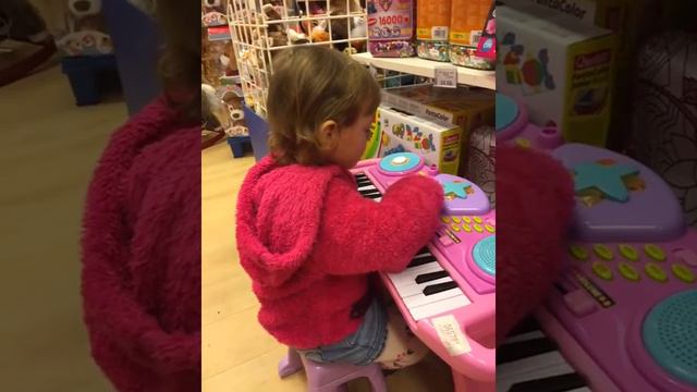 Магазин игрушек. Выбираем подарок на день рождения. Милашка нашла пианино. смотреть онлайн