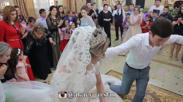 Танец жениха и невесты на свадьбе. Лезгинка зажигательная. Кумыкская свадьба смотреть онлайн