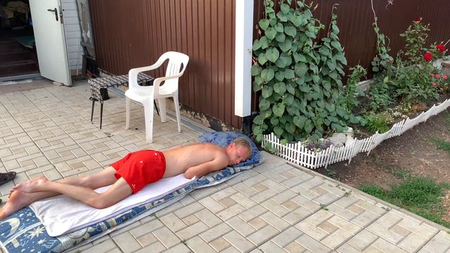 Жара все планы поменяла / Дома места нет, поэтому муж спит на улице / Влог смотреть онлайн