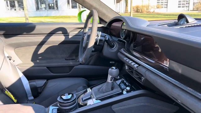 Porsche GT3 992 PTS acid green vs. british racing green смотреть онлайн