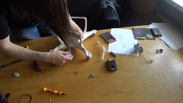 Ремонт оторванного подвеса DJI Phantom 4. смотреть онлайн